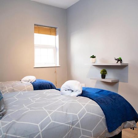 City Centre Comfort: 2-Bed Flat with WiFi Warrington Exterior photo