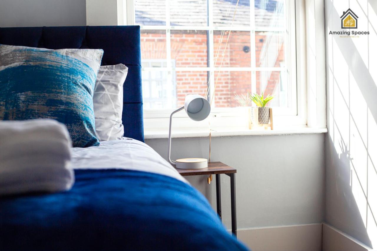 City Centre Comfort: 2-Bed Flat with WiFi Warrington Exterior photo