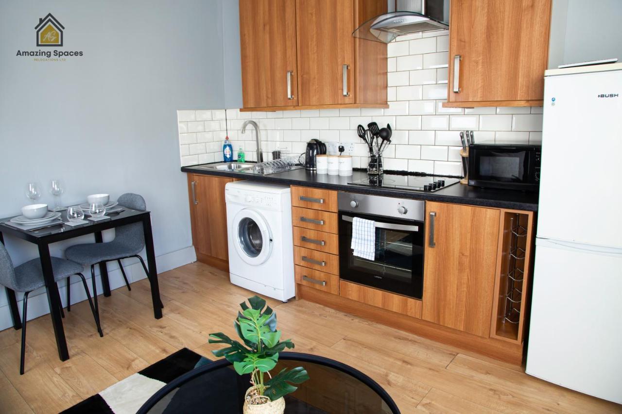 City Centre Comfort: 2-Bed Flat with WiFi Warrington Exterior photo
