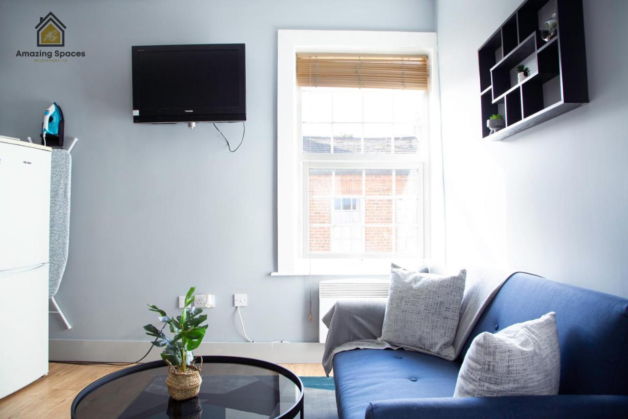 City Centre Comfort: 2-Bed Flat with WiFi Warrington Exterior photo
